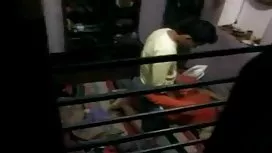 La blonde dormit pendant que sa petite amie traînait le petit ami inconnu chez elle et la baisait durement dans les fesses la prenait jeune sur old mature sex son visage.