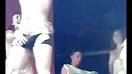 Femme vieille jeune mûre lubrique cowgirl aime baiser avec des hommes dans divers endroits