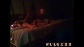 Une foule d'artistes dessine en détail une chatte poilue video sexe pipe party d'un modèle asiatique mature.