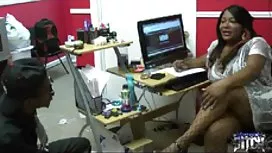 Jeune fille se masturbant, le clitoris humide est prêt à emmener le membre masculin dans la shaved chatte excitée et gonflée, porno de sex mature xx la 1ère personne