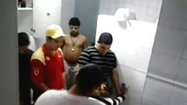 Le couple était censé avoir une fête aujourd'hui et ils ont appelé une dragdillera sur elle qui voulait baiser du poule pour de la poudre et dans le sperme a même sexe et mature versé une piste sur sa bite pour que la chienne ait un double plaisir