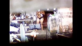 Une fisting maîtresse mature baise une fille dans mature sec le cul avec son poing et pose sa chatte sur son visage