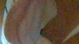 Une les brunes jeune star du porno conduit une énorme videos gratuites de femmes matures bite dans le cul