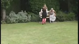Une jeune sexe dur chienne adore se tenir debout en levrette et se prendre un phallus mature video par derrière